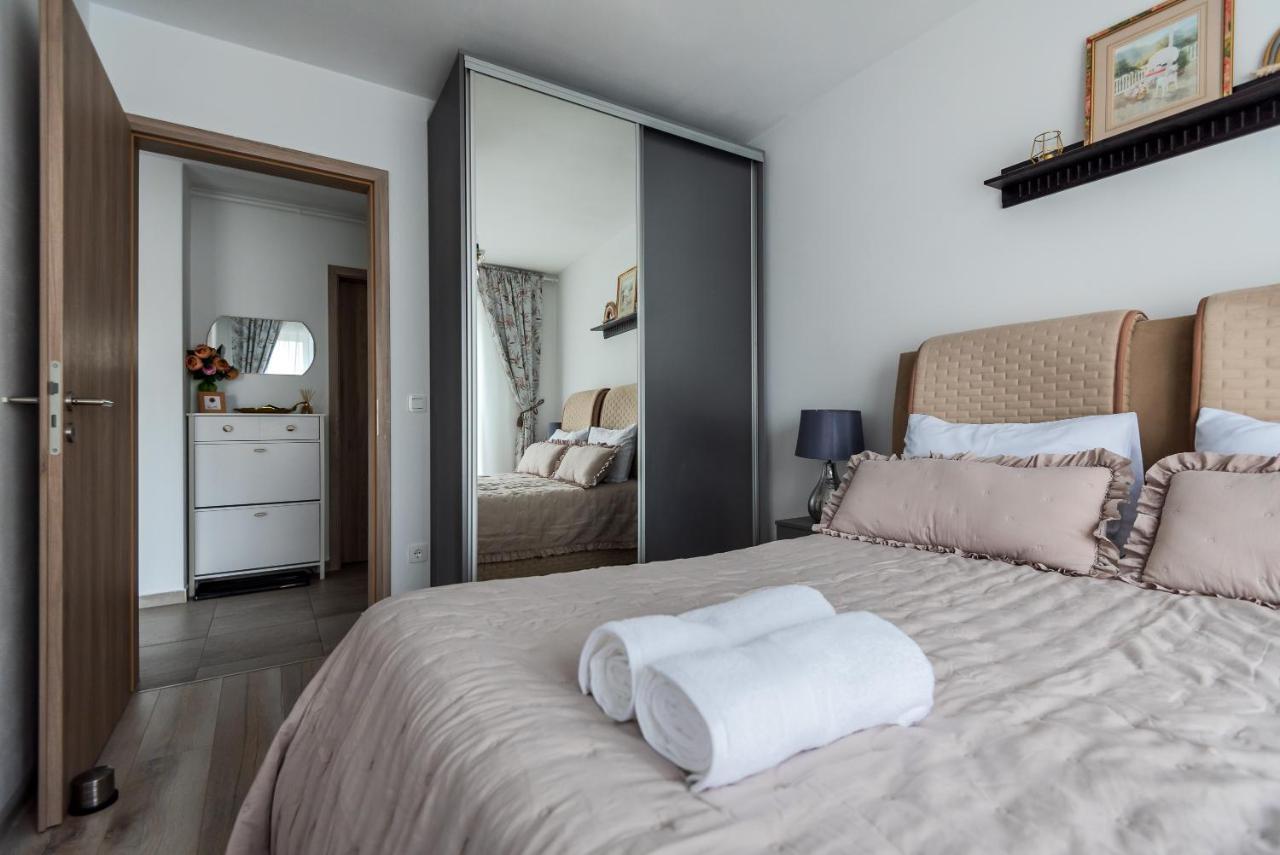 Lovely Chic Studio, On A Beautiful Promenade Apartment Brasov Bagian luar foto