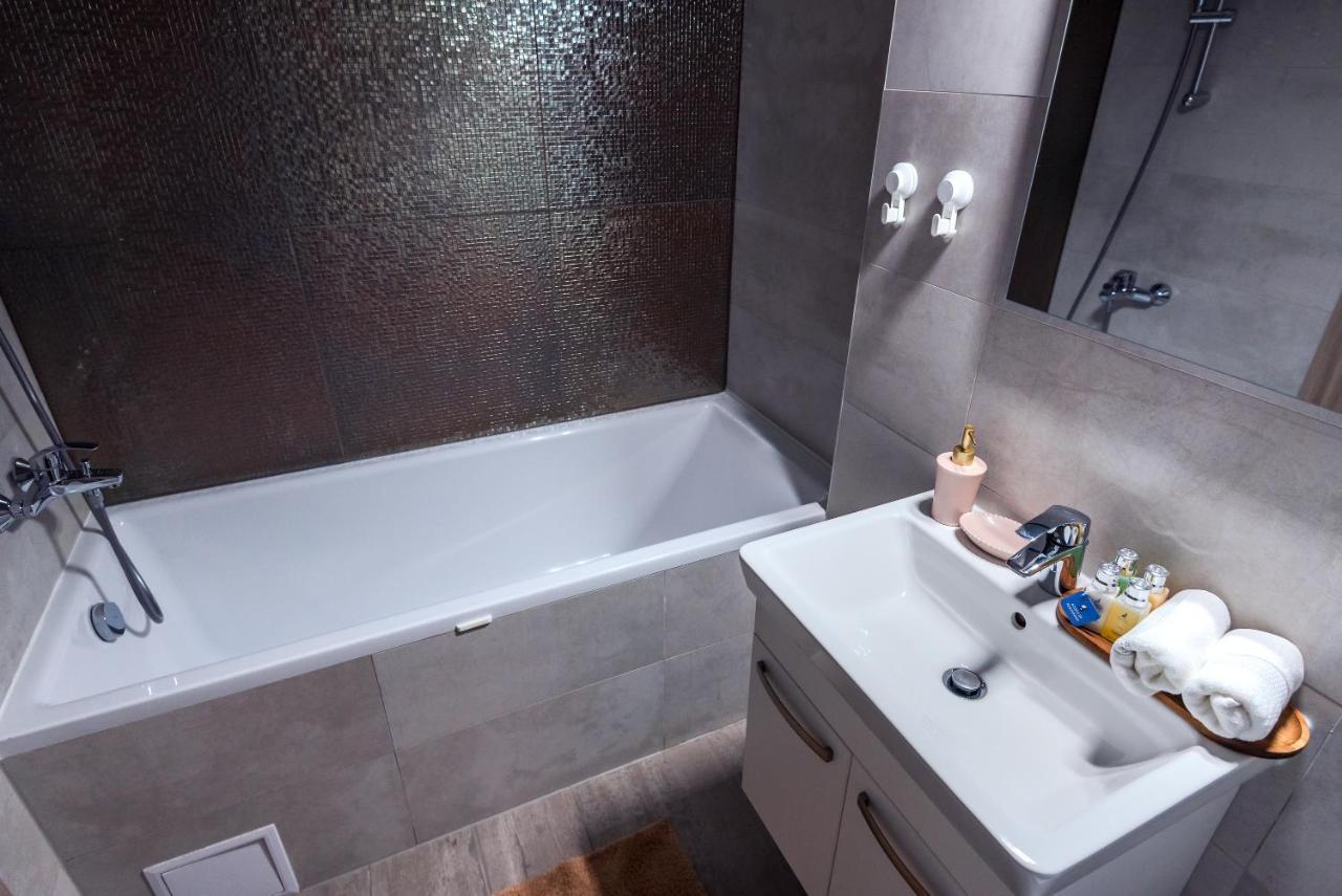 Lovely Chic Studio, On A Beautiful Promenade Apartment Brasov Bagian luar foto